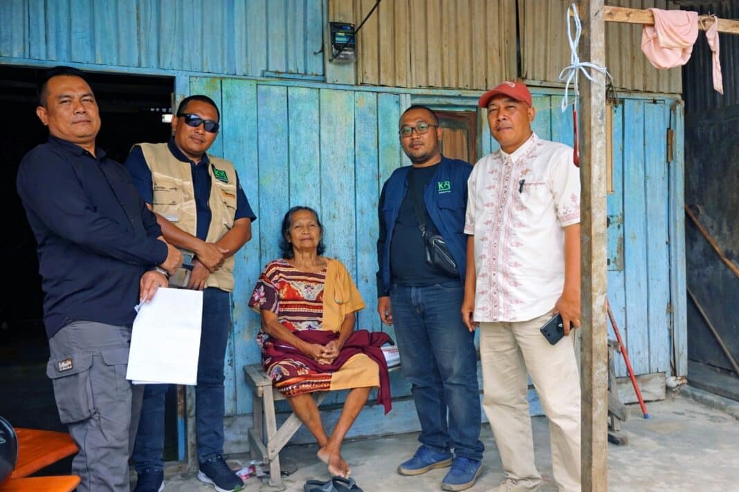 Tim Safari Ramadhan KSJ menyerahkan bantuan secara langsung kepada beberapa orang tua terlantar di wilayah Medan Deli dalam rangkaian kegiatan sosial Ramadhan 1447 H/2026 yang menyasar lansia tanpa penghasilan tetap, di tiga kecamatan di Kota Medan.