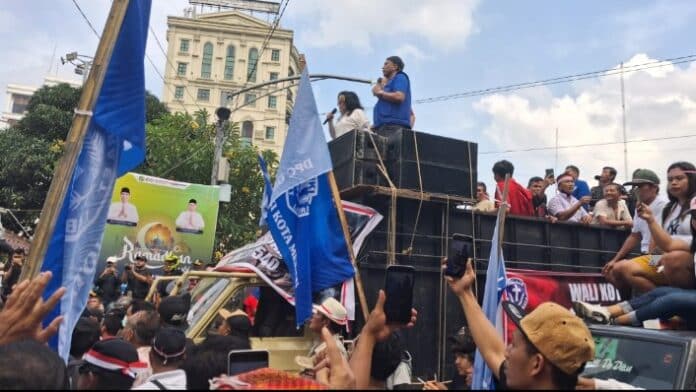 Demo : Masyarakat yang tergabung dalam Aliansi pedagang penjual daging babi, peternak babi dan ormas melakukan unjuk rasa di depan kantor walikota Medan. (Nababan)
