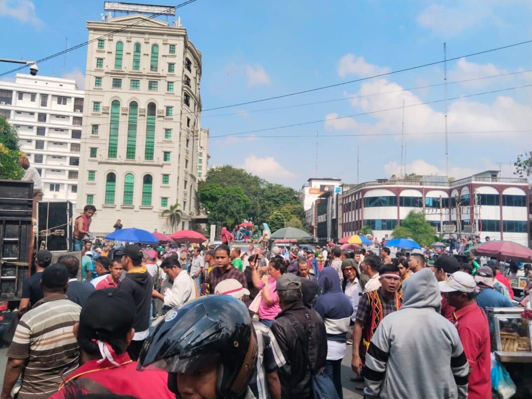 Massa Aliansi Aksi Solidaritas Pedagang dan Konsumen Daging Babi Kota Medan berunjuk rasa di depan Kantor Wali Kota Medan, Jalan Kapten Maulana Lubis, Kamis (26/2/2026), mendesak Rico Waas mencabut surat edaran tentang penataan dan pengelolaan limbah penjualan daging nonhalal.