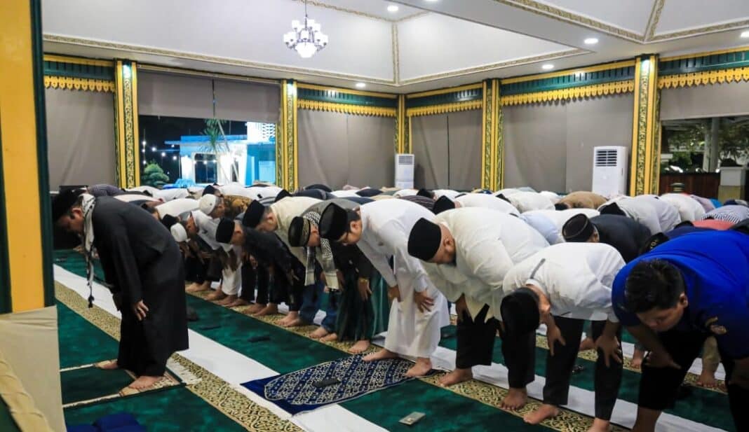 Wali Kota Medan Rico Tri Putra Bayu Waas melaksanakan Salat Tarawih bersama jajaran Kecamatan Medan Selayang, tokoh agama, tokoh masyarakat, dan ibu-ibu pengajian di Pendopo Rumah Dinas Wali Kota Medan, Minggu (22/2/2026) malam.