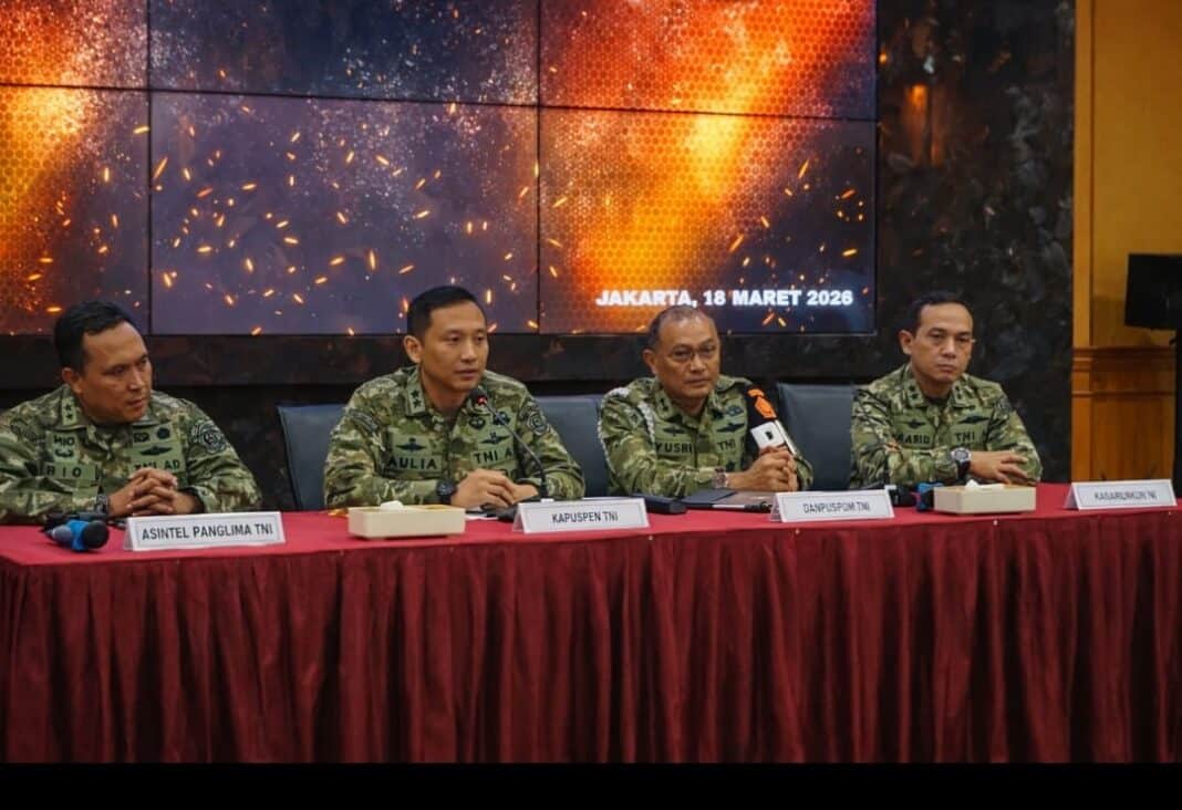 Sejumlah pejabat TNI memberikan keterangan pers terkait penetapan empat anggota sebagai tersangka kasus penyiraman air keras terhadap aktivis KontraS, dalam konferensi pers di Mabes TNI, Jakarta, Rabu (18/3/2026).