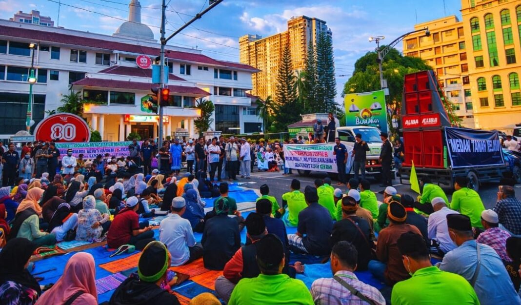Massa Aliansi Umat Islam menggelar aksi damai di kawasan pusat Kota Medan, Selasa (3/3/2026), untuk menyatakan dukungan terhadap Surat Edaran Wali Kota Medan tentang penataan lokasi dan pengelolaan limbah penjualan daging non-halal. Aksi berlangsung tertib dengan penyampaian orasi di atas mobil komando dan pengawalan aparat keamanan.