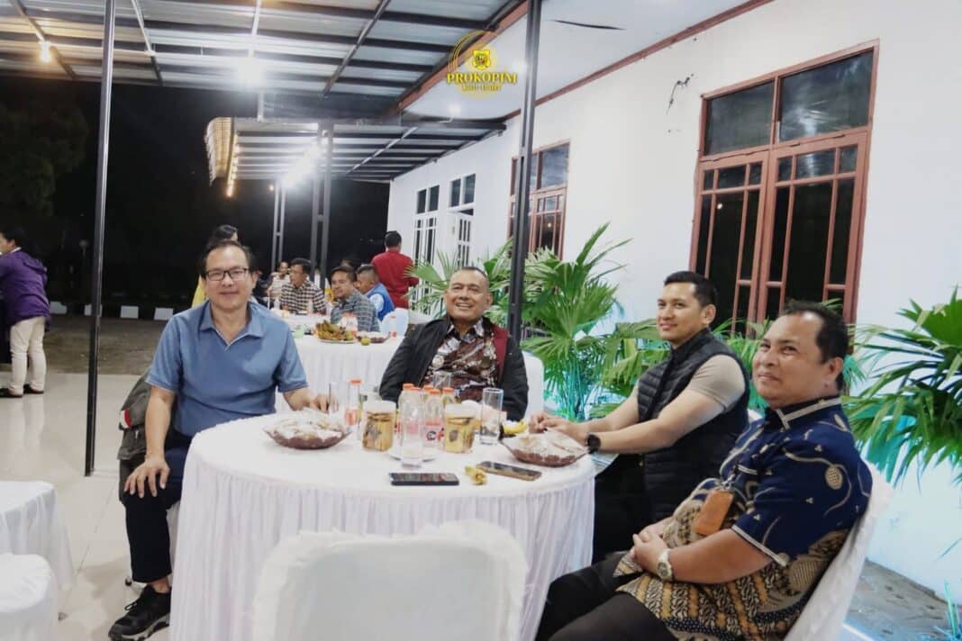 Bupati Dairi, Vikner Sinaga bertemu pengusaha asal Dairi,Robert Nyo di Hotel Beristra Sitinjo, Jumat (27/03/2026). (Istimewa)