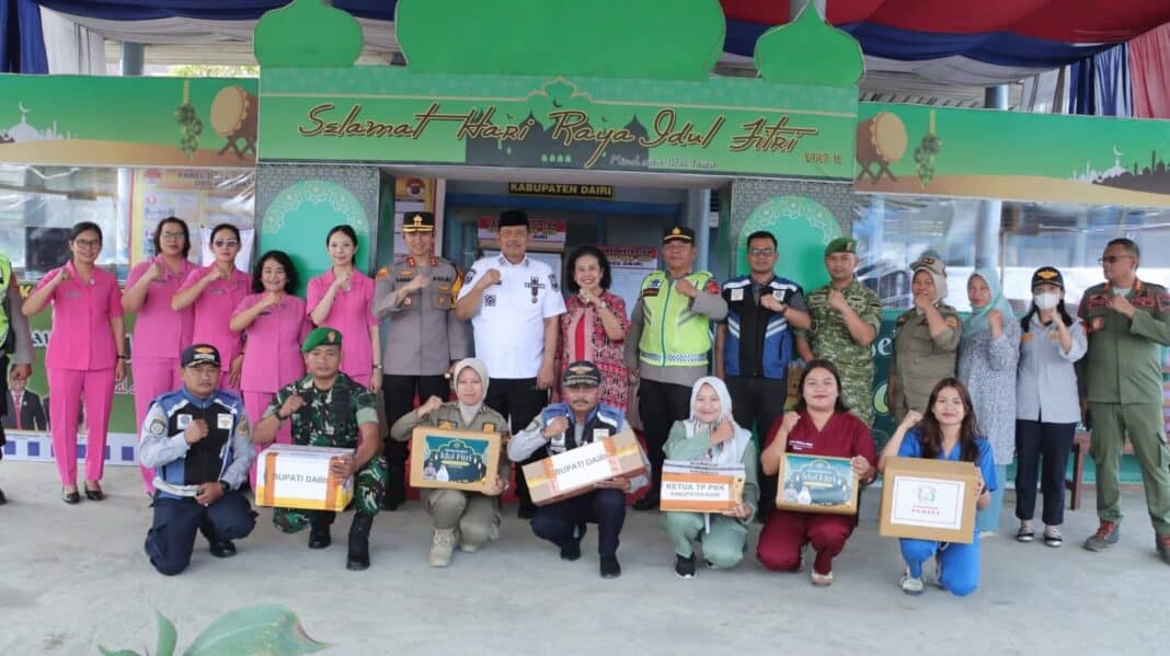 Bupati Dairi Vickner Sinaga bersama Kapolres AKBP Otniel Siahaan meninjau Pos pengamanan Idul Fitri 2026. Dalam kesempatan itu personil yang bertugas menerima bingkisan sebagai bentuk apresiasi. (istimewa)
