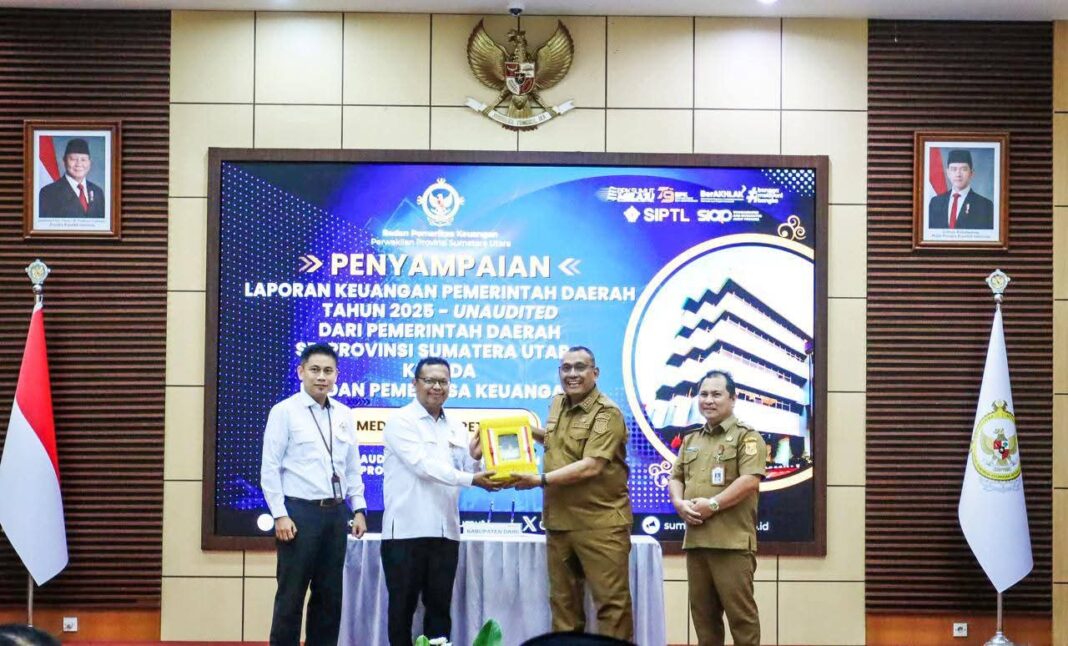 Bupati Dairi, Vickner Sinaga menyerahkan LKPD Tahun Anggaran 2025 kepada BPK RI Perwakilan Provinsi Sumatera Utara di Medan, Senin (30/03/2026). (Istimewa/Diskominfo)