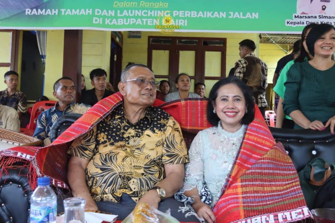 Ramah tamah dengan warga Desa Kuta Tengah Kecamatan Siempat Nempu Hulu, Bupati Dairi akan memaksimalkan pemulihan anggaran untuk benahi infrastruktur jalan. (Istimewa)