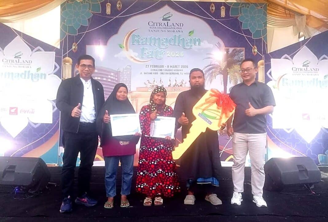 Perwakilan CitraLand Kota Deli Megapolitan bersama warga penerima manfaat berfoto usai penyerahan simbolis program CSR bedah rumah di Deli Serdang, Kamis (19/3/2026).