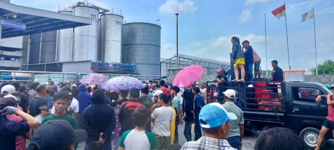 Ratusan warga dari Kelurahan Martubung dan Pekan Labuhan, didominasi kaum ibu-ibu, menggelar aksi unjuk rasa di depan PT Agro Raya Mas (ARM) di Jalan Kapten Ilyas, Kelurahan Sei Mati, Kecamatan Medan Labuhan, Jumat (13/3/2026).
