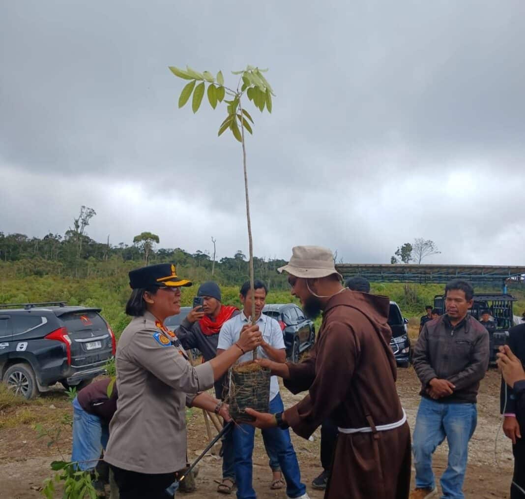 Aksi Gerakan Menanam Pohon di perbukitan Desa Partukko Naginjang, Kabupaten Samosir, Sabtu (28/3/2026), melibatkan tokoh masyarakat, aparat, dan aktivis lingkungan sebagai langkah nyata pemulihan hutan pasca pencabutan izin PT Toba Pulp Lestari serta menjaga kelestarian Kawasan Danau Toba.