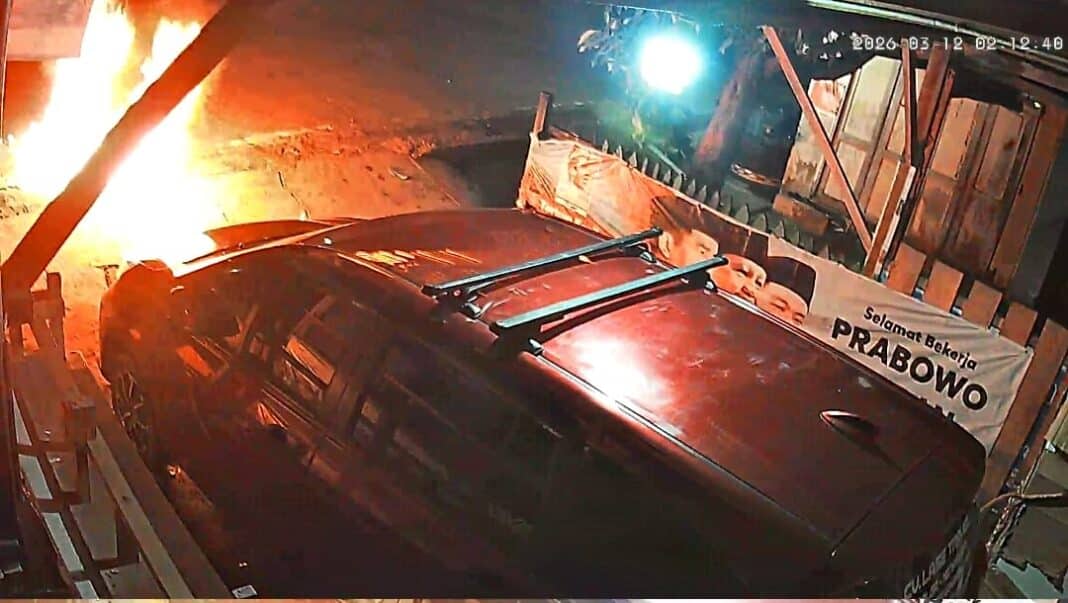 Rumah milik Risman Lase di Jalan Sibolga Baru, diduga menjadi sasaran pelemparan bom molotov oleh orang tak dikenal, Kamis (12/3/2026) dini hari.
