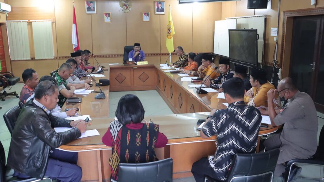 Wakil Bupati Dairi, Wahyu Daniel Sagala memimpin rapat persiapan penyelenggaraan pawai Takbiran dan Tabuh Bedug yang akan digelar menyambut Hari Raya Idul Fitri 1447 H mendatang. (Istimewa)