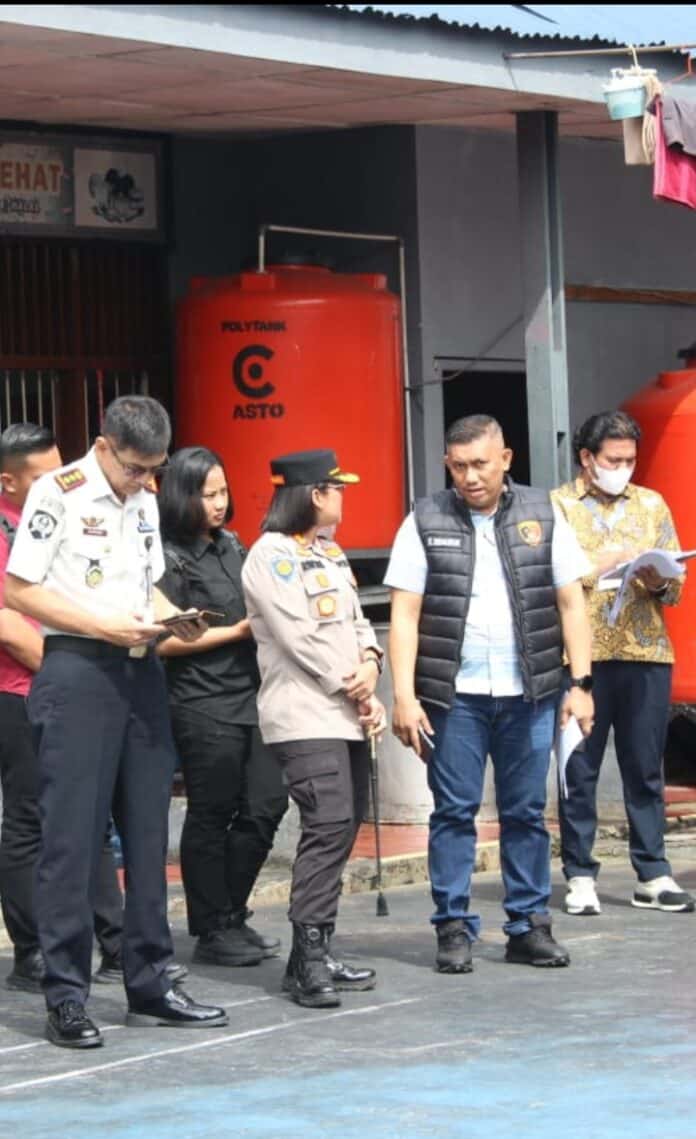 Kapolres Samosir, AKBP Rina Tarigan menyaksikan proses rekontruksi penganiyaan Army Siregar warga binaan Lapas Kelas III Pangururan.(DETEKSI.co/hotdonnaibaho)