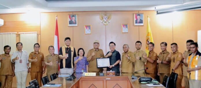 Bupati Dairi, Vikner Sinaga menerima penghargaan atas kinerja penyaluran TKD TA 2025 dari Kantor Pelayanan Perbendaharaan Negara Sidikalang, Selasa (3/3/2026). (istimewa).