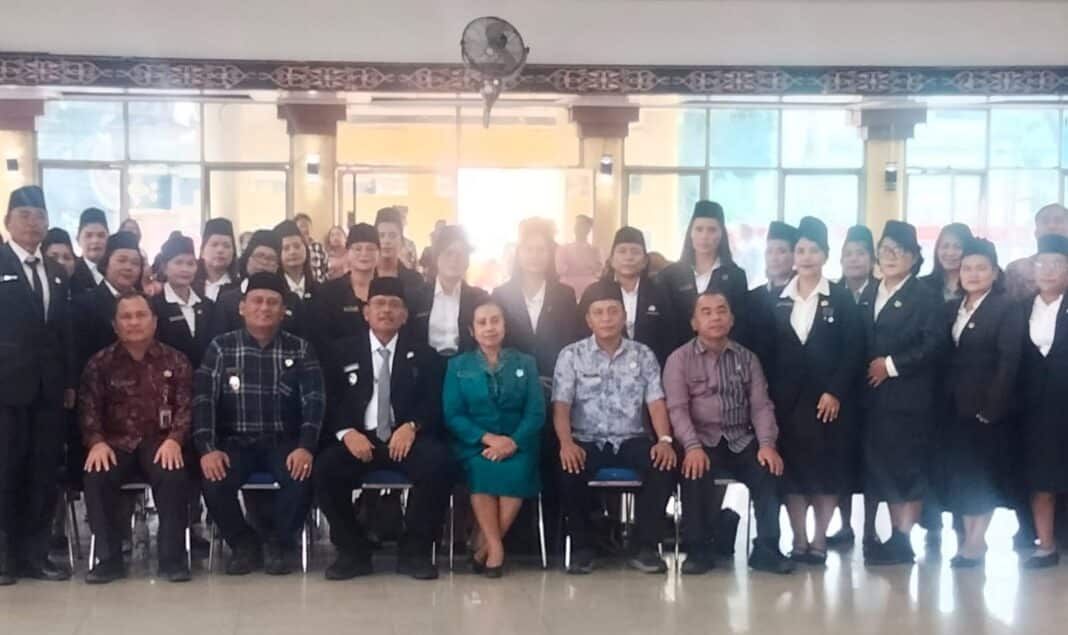 Bupati Dairi didampingi Wakil Bupati, Sekda, Kadis Pendidikan dan pejabat lainnya diabadikan dengan kepala Sekolah dan Kepala Puskesmas yang baru dilantik di Balai Budaya Sidikalang, Jumat (13/3/2026). (DETEKSI.co/Parulian Phsp Nainggolan)