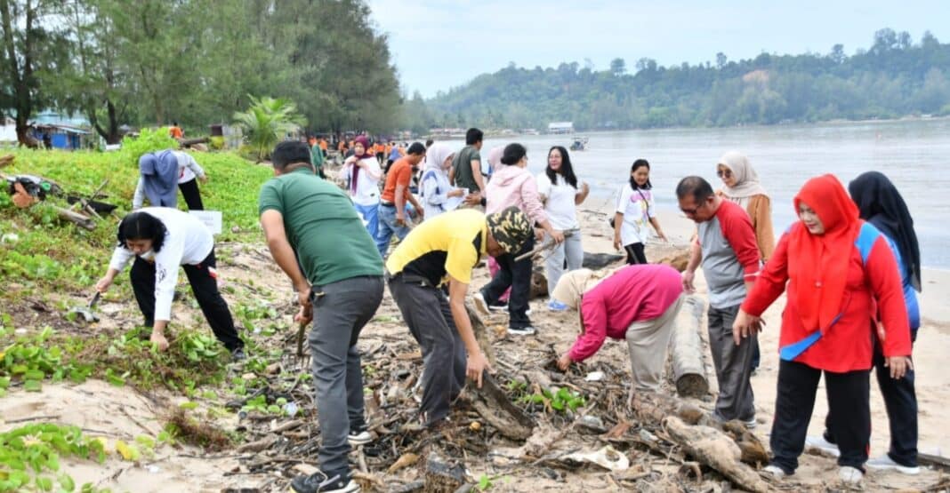 Bersih pantai yang dilaksanakan Pemkab Tapteng, Jumat (27/3/2026).