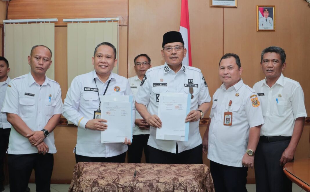 Bupati Dairi Vikner Sinaga menandatangi Nota Kesepakatan dengan Kepala Kantor Pertanahan Daud Wijaya Sitorus, Rabu (4/3/2026) (istimewa)