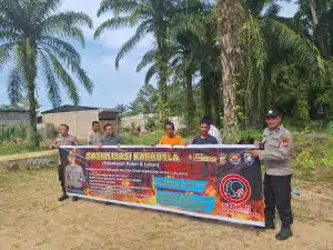 Personel Polsek Trumon memberikan sosialisasi pencegahan kebakaran hutan dan lahan (karhutla) kepada warga di Aceh Selatan, Jumat (27/3/2026), sebagai upaya meningkatkan kesadaran masyarakat agar tidak membuka lahan dengan cara dibakar serta menjaga lingkungan tetap aman dari ancaman kebakaran.