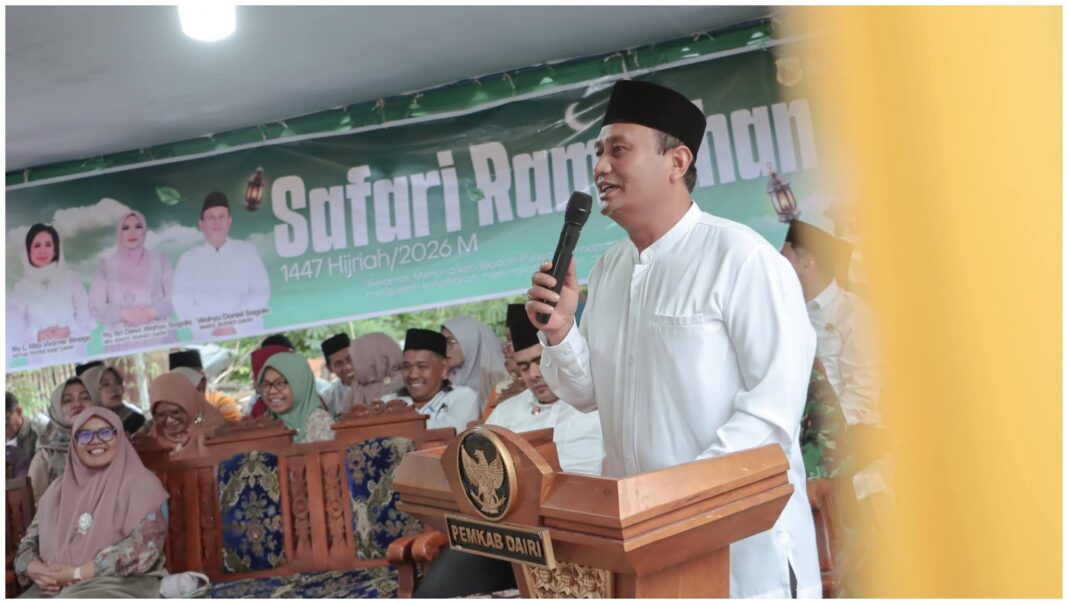 Wakil Bupati Dairi Wahyu Daniel Sagala menyampaikan pesan-pesan persatuan dan mengajak warga membangun Sinergitas pada Safari Ramadhan di Kecamatan Siempatnempu Hulu, yang digelar di Masjid Al-Fajar Tapindohara Desa Sungai Raya, Rabu (4/3/2026). (istimewa)