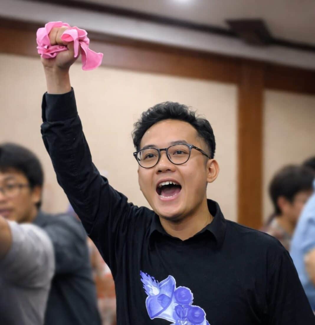 Aktivis Delpedro Marhaen menyampaikan ekspresi kegembiraan usai putusan bebas di Pengadilan Negeri Jakarta Pusat, yang dinilai menjadi momentum penting bagi kebebasan berpendapat di ruang demokrasi Indonesia.