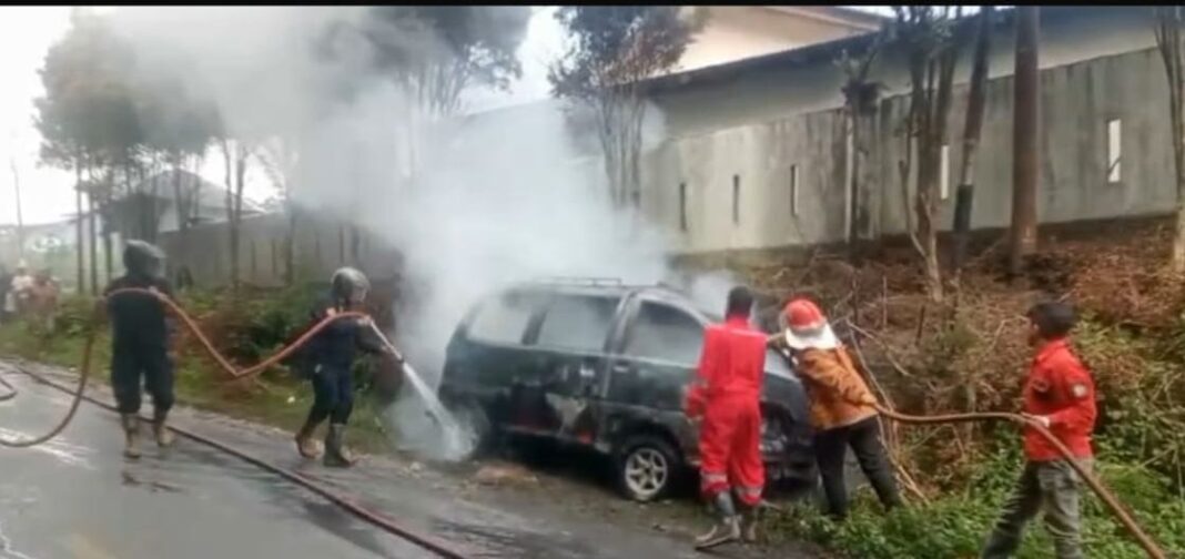 Petugas Damkar memadamkan api yang menghanguskan mobil bermuatan BBM di Panji Porsea Desa Sitinjo Kecamatan Sitinjo Kabupaten Dairi, Jumat (20/3/2026) (Istimewa)