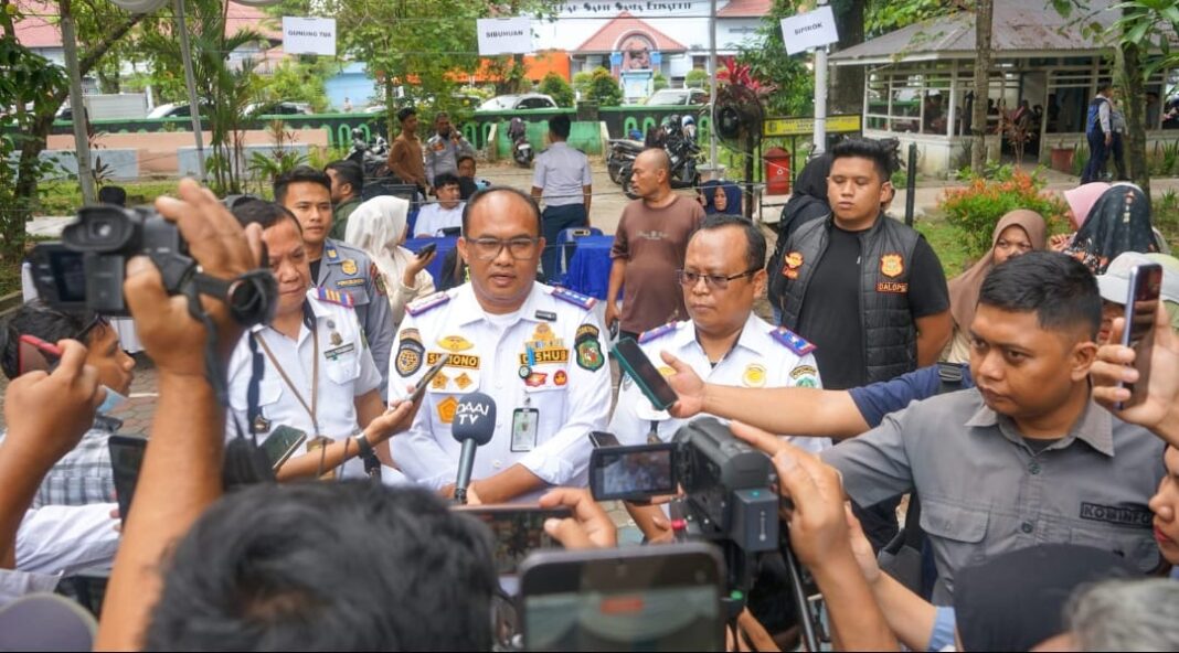 Ribuan warga mengantre di Taman Ahmad Yani untuk mendaftar program Mudik Gratis Pemko Medan 2026, Senin (2/3/2026). Kuota 4.000 kursi yang disediakan langsung habis pada hari pertama pendaftaran.