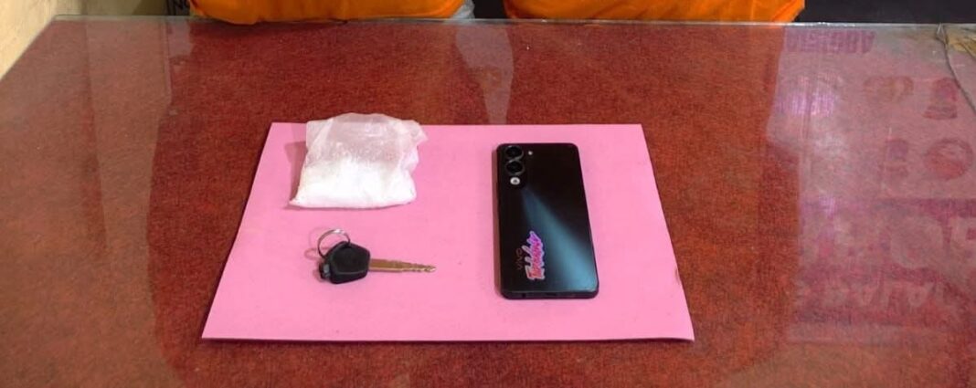 Petugas Satuan Reserse Narkoba Polres Tanjung Balai menunjukkan barang bukti sabu seberat 42,22 gram yang disita dari dua tersangka saat penggerebekan di kawasan Jalan Alteri, Kelurahan Sejahtera, Kamis (26/2) sore.