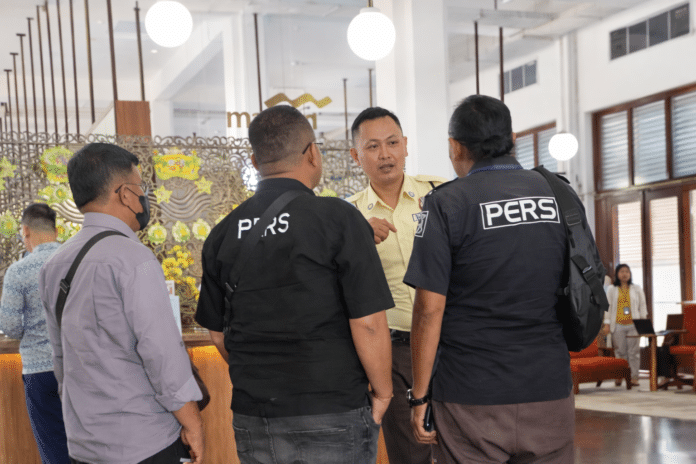 Sejumlah wartawan melakukan konfirmasi kepada pihak Bank Mandiri Wilayah Sumatera Utara terkait laporan dugaan pemalsuan tanda tangan Direktur PT Toba Surimi Industries yang kini sedang ditangani Polda Sumatera Utara.