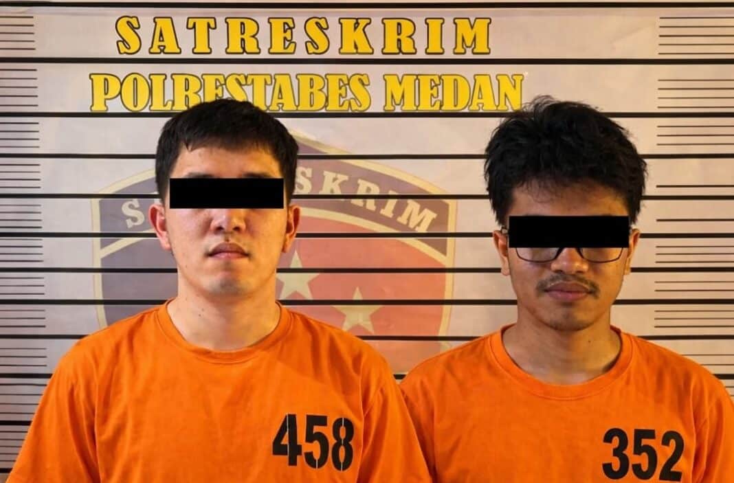 Dua tersangka kasus pembunuhan wanita yang jasadnya ditemukan di dalam boks plastik di kawasan Jalan Menteng VII, Kecamatan Medan Denai, diamankan di Polrestabes Medan. Kedua pelaku berinisial SHR (19) dan SAN (19) ditangkap tim gabungan Satreskrim Polrestabes Medan bersama Unit Reskrim Polsek Medan Area kurang dari 24 jam setelah penemuan jasad korban.