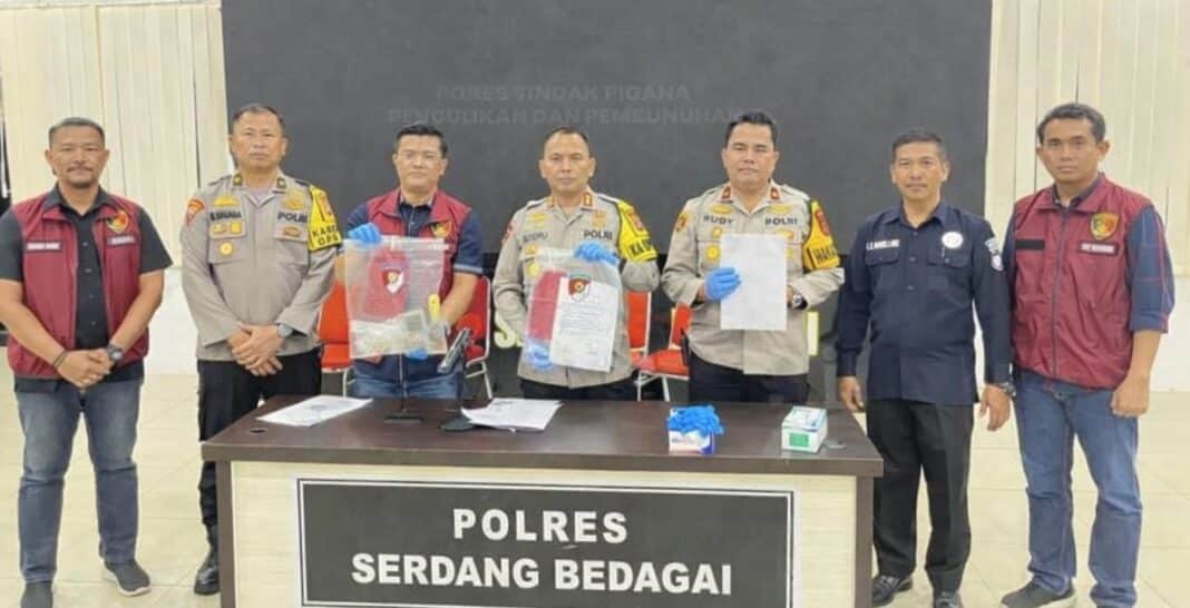Petugas Satreskrim Polres Serdang Bedagai menghadirkan dua tersangka kasus penculikan anak yang berujung pembunuhan saat konferensi pers di Mapolres Sergai, Selasa (17/3/2026). Polisi juga memperlihatkan sejumlah barang bukti yang diamankan dari tangan pelaku.