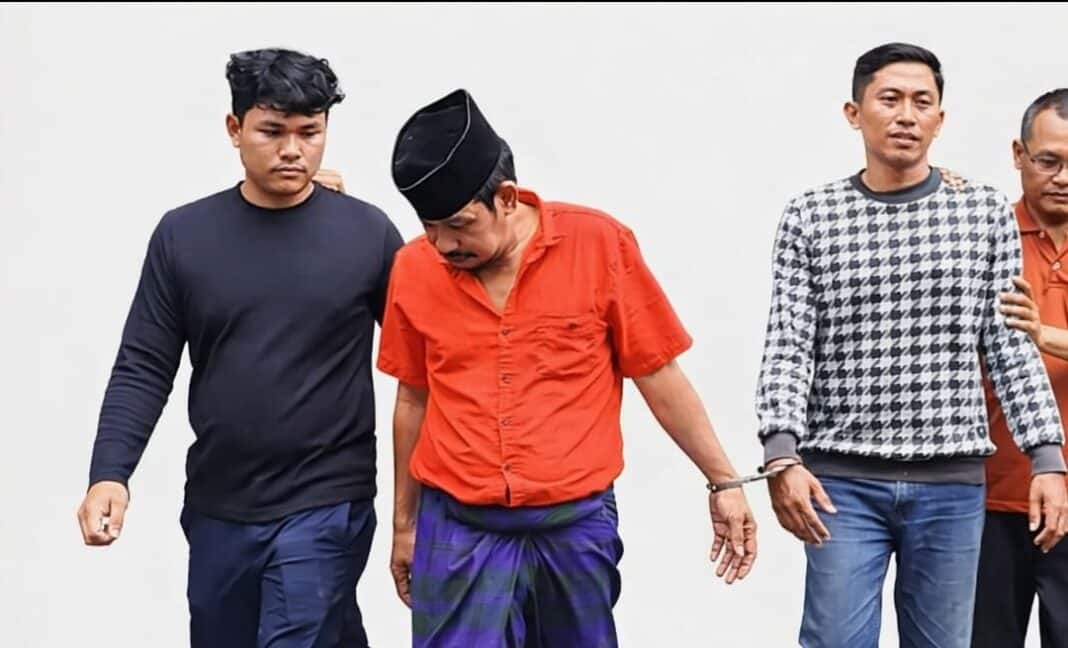 Lima pelaku penculikan dan penyekapan satu keluarga di Jombang yang dipicu utang Rp25 juta diamankan di Mapolres Jombang, Kamis (5/3/2026). Polisi menyebut Nur Hidayah sebagai otak aksi penculikan terhadap Anjar Andrianto bersama istri dan anaknya.