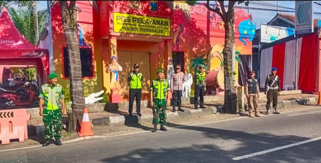 Personel gabungan TNI-Polri bersama instansi terkait bersiaga di Pos Pengamanan jalur utama Trenggalek untuk memastikan kelancaran arus mudik dan keamanan perayaan Idul Fitri 1447 Hijriah.