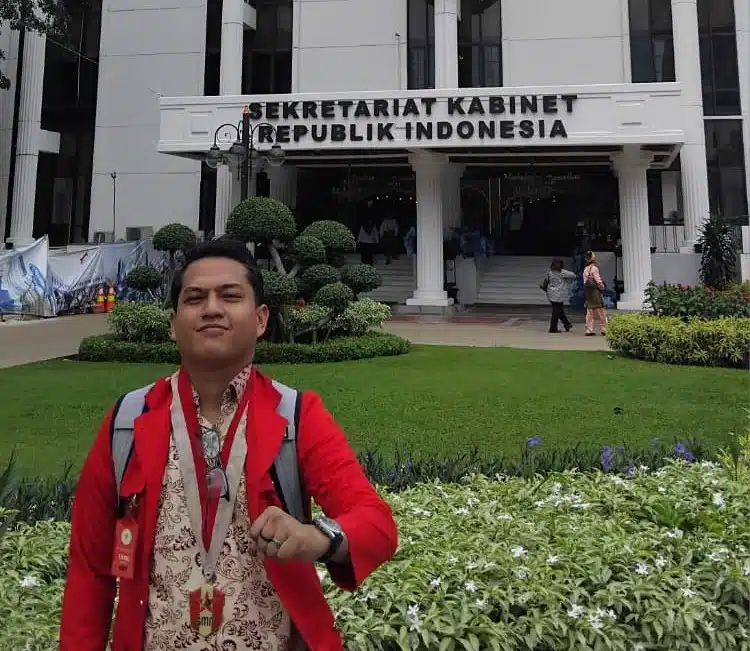 Ketua DPC GMNI Jakarta Timur, Jansen Henry Kurniawan, saat berada di lingkungan Sekretariat Kabinet RI di Jakarta, menyampaikan sikap terkait belum jelasnya penetapan pelaku kasus penyiraman air keras serta mendesak keterbukaan fakta hukum kepada publik.