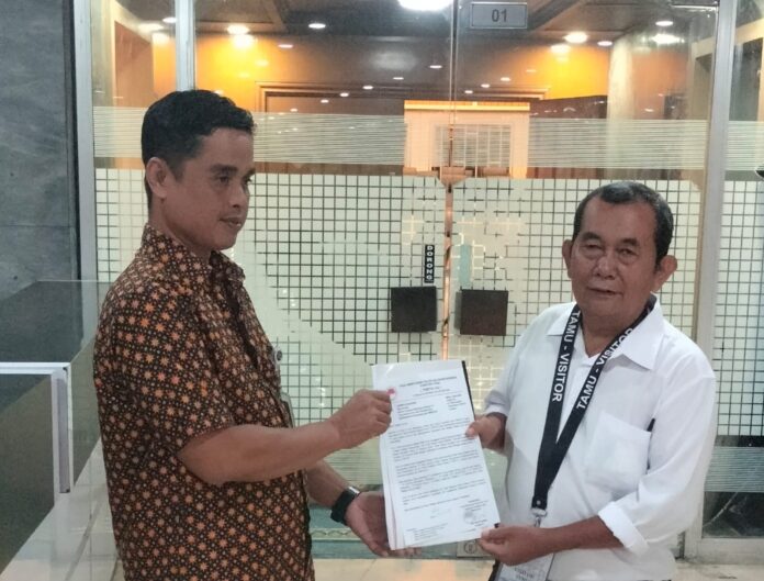 Surat permohonan audiensi dari Pusat Monitoring Politik dan Hukum Indonesia (PMPHI) diterima staf Komisi IV DPR RI di Jakarta Selasa (03/03/2026), terkait permintaan pertemuan membahas pencabutan izin sejumlah perusahaan dan dampaknya terhadap pekerja di Sumatera Utara.