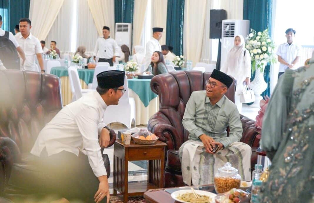 Wali Kota Medan Rico Tri Putra Bayu Waas menyambut dan menyalami warga saat open house Idulfitri 1447 H di rumah dinasnya, Sabtu (21/3/2026), sekaligus menyerahkan santunan kepada kaum dhuafa dalam suasana penuh kehangatan.
