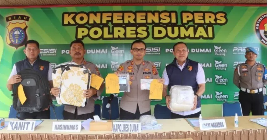 Kapolres Dumai AKBP Angga Febrian Herlambang didampingi Kasat Narkoba AKP Riza Effyandi dan Kasi Humas AKP Zaini Waluyo menunjukkan barang bukti sabu seberat hampir 10 kilogram saat konferensi pers di Mapolres Dumai, Rabu (11/03/2026). Polisi menangkap seorang kurir berinisial MN yang membawa sabu tersebut dari Malaysia melalui jalur laut internasional.