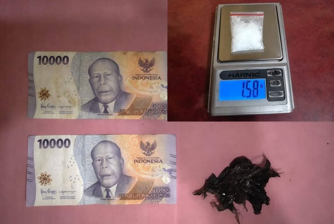 Petugas Satres Narkoba Polres Tanjung Balai menunjukkan barang bukti sabu seberat 1,58 gram yang disita dari tersangka KM alias Bagus (32), seorang nelayan yang ditangkap saat diduga hendak mengedarkan narkotika di Dusun II Desa Sei Tualang Pandau, Senin (9/3) malam.