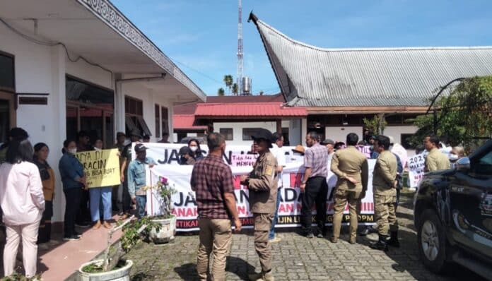 Puluhan warga menggelar aksi penolakan terhadap PT. DPM di pelataran ruang rapat Bupati Dairi, sementara didalam ruang rapat diinfokan bahwa sosialisasi literasi Pertambangan yang turut dihadiri pihak DPM sedang berlangsung, Jumat (6/3/2026) (DETEKSI.co/Parulian Phsp Nainggolan)