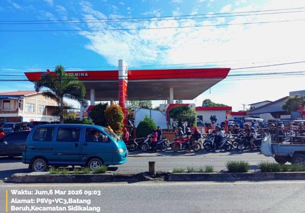 Antrean kenderaan terjadi di salah satu SPBU di Kabupaten Dairi. (Istimewa)