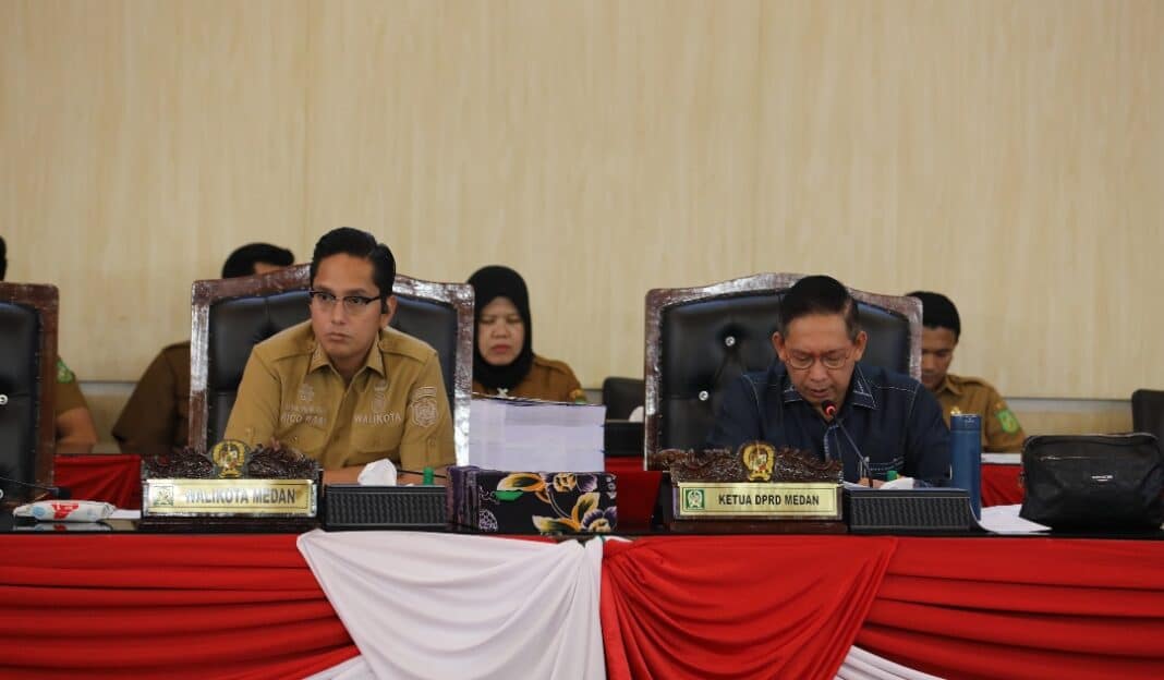 Wali Kota Medan Rico Tri Putra Bayu Waas menyampaikan Laporan Keterangan Pertanggungjawaban (LKPJ) Tahun 2025 dalam rapat paripurna DPRD Kota Medan di Gedung DPRD Medan, Senin (9/3/2026). Dalam laporan tersebut, Pemko Medan memaparkan capaian pembangunan daerah, pertumbuhan ekonomi, serta realisasi keuangan sepanjang tahun 2025.