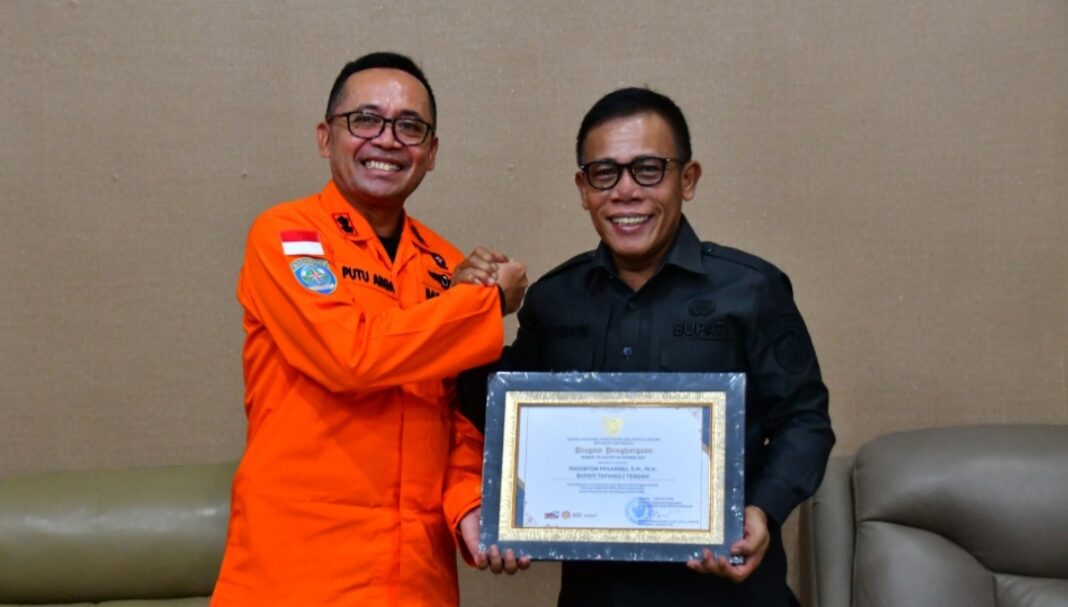 Bupati Tapteng menerima piagam penghargaan dari BASARNAS atas dukungan yang diberikan pada Operasi SAR tanggap darurat bencana hidrometeorogis di wilayah kerja Kantor Pencarian dan Pertolongan Kelas B Nias, Selasa (10/3/2026).