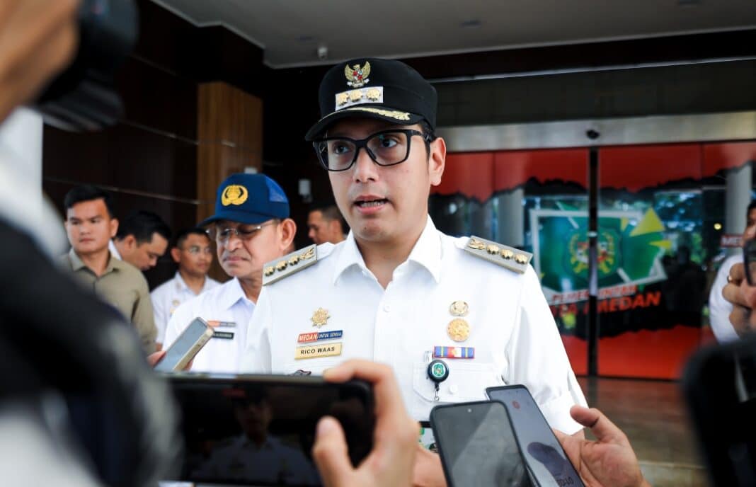 Wali Kota Medan Rico Tri Putra Bayu Waas memimpin apel perdana pasca Idul Fitri 1447 Hijriah di halaman Kantor Wali Kota Medan, Rabu (25/3/2026). Apel ini menjadi momentum awal bagi seluruh ASN untuk kembali “tancap gas” meningkatkan kinerja, pelayanan publik, serta mempercepat pembangunan Kota Medan.