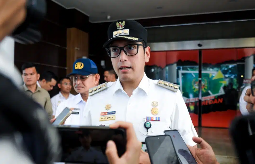 Wali Kota Medan Rico Tri Putra Bayu Waas memimpin apel perdana pasca Idul Fitri 1447 Hijriah di halaman Kantor Wali Kota Medan, Rabu (25/3/2026). Apel ini menjadi momentum awal bagi seluruh ASN untuk kembali “tancap gas” meningkatkan kinerja, pelayanan publik, serta mempercepat pembangunan Kota Medan.