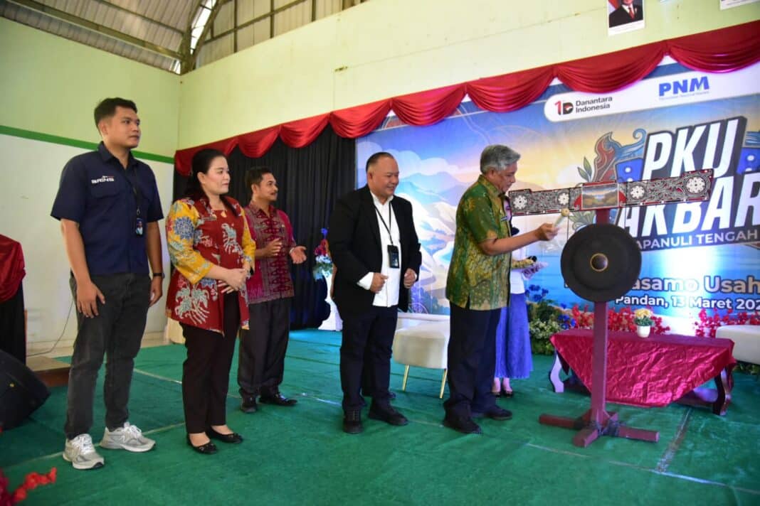 Sekdakab Tapteng memukul gong tanda dimulainya kegiatan Pengembangan Kapasitas Usaha, Jumat (13/3/2026).