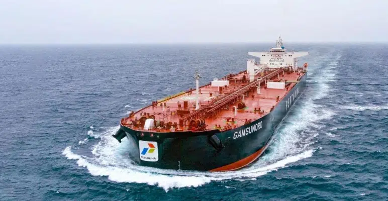 Kapal tanker melintasi jalur strategis Selat Hormuz di kawasan Teluk Persia, menjadi bagian penting distribusi energi global sekaligus fokus pengamanan pemerintah Indonesia demi keselamatan awak kapal dan kelancaran pasokan minyak nasional.
