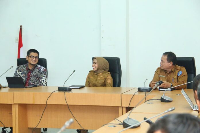 Bupati Labuhanbatu, dr. Hj. Maya Hasmita, Sp.OG., MKM.instruksikan penguatan pengendalian inflasi guna memastikan "isi dompet" masyarakat tetap aman menghadapi lonjakan harga musiman. Langkah strategis ini dibahas tuntas dalam Rapat Koordinasi Tim Pengendalian Inflasi Daerah (TPID) dan Tim Percepatan dan Perluasan Digitalisasi Daerah (TP2DD) yang digelar di Ruang Rapat Bupati, Selasa (03/03).