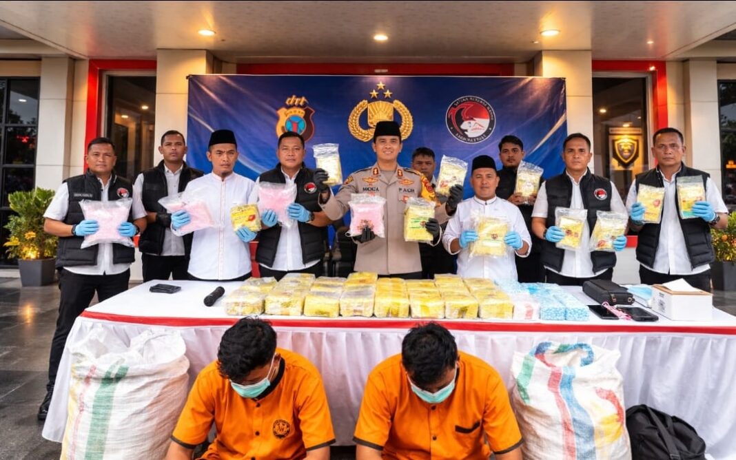 Kapolres Labuhanbatu AKBP Wahyu Endrajaya didampingi Kasat Narkoba AKP Hardiyanto menunjukkan barang bukti 31,5 kilogram sabu dan 30.000 butir pil ekstasi saat konferensi pers di halaman Mapolres Labuhanbatu, Selasa (3/3/2026). Dua tersangka turut diamankan dalam pengungkapan yang disebut sebagai kasus narkoba terbesar di wilayah tersebut.