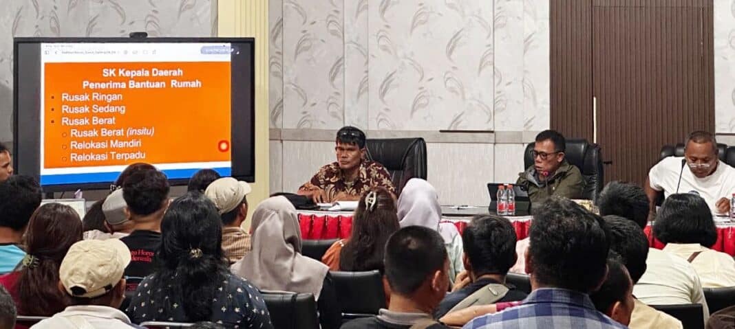 Rapat pendataan korban bencana hidrometeorologi di Ruang Rapat Cendrawasih Kantor Bupati Tapteng, Minggu (15/3/2026).