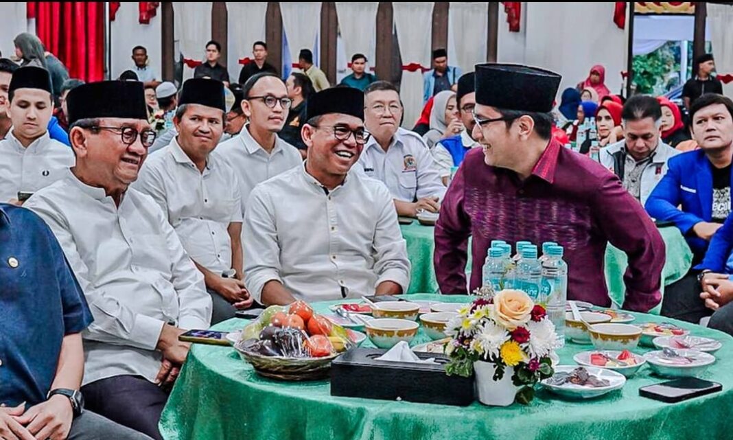Wali Kota Medan Rico Tri Putra Bayu Waas didampingi Wakil Wali Kota H. Zakiyuddin Harahap menghadiri kegiatan buka puasa bersama insan media, organisasi masyarakat, OKP, mahasiswa, dan Pramuka di Gedung PKK Kota Medan, Minggu (15/3/2026). Dalam kesempatan tersebut, Wali Kota mengajak seluruh elemen masyarakat memperkuat persatuan serta menjaga stabilitas sosial di Kota Medan.