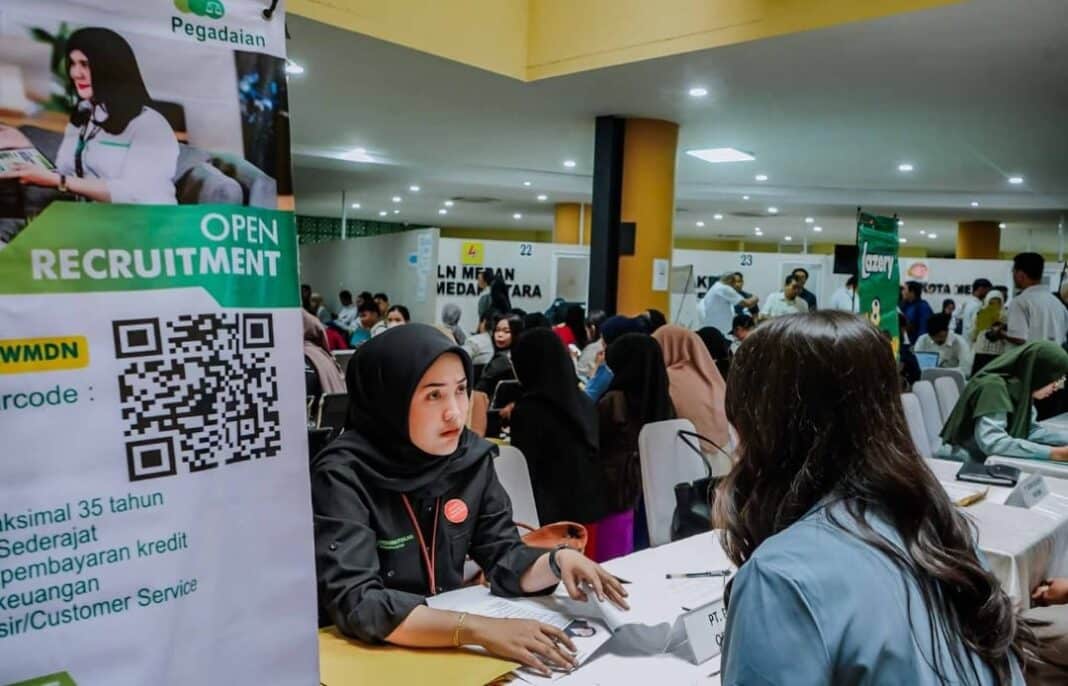 Ratusan pencari kerja memadati Gedung Mal Pelayanan Publik (MPP) Kota Medan di Jalan Iskandar Muda, Kecamatan Medan Baru, saat mengikuti program Rabu Walk In Interview yang digelar Dinas Ketenagakerjaan Pemko Medan, Rabu (11/03/2026). Kegiatan ini mempertemukan langsung perusahaan dengan pelamar untuk mengisi 185 lowongan kerja dari lima perusahaan.