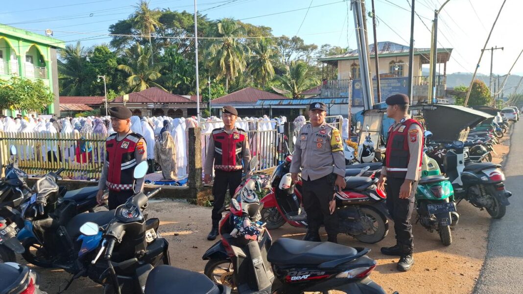 Personel Polres Tapteng laksanakan pengamanan Salat Idulfitri yang digelar warga Muhammadiyah, Jumat (20/3/2026).